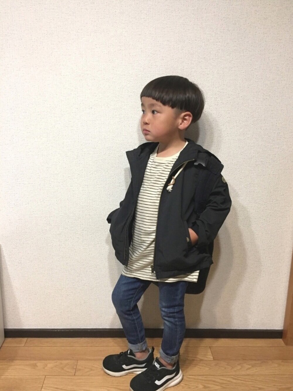 「マウンテンパーカー、ボーダー、ちびボーダー族、デニム、スキニーデニム、スリッポン、スニーカー、VANS、黒リュック」｜「Birthdayのアイテム（マウンテンパーカー、ブラック系）」を使った、art0114さん（キッズ・100cm）の春コーディネートの1枚目の写真