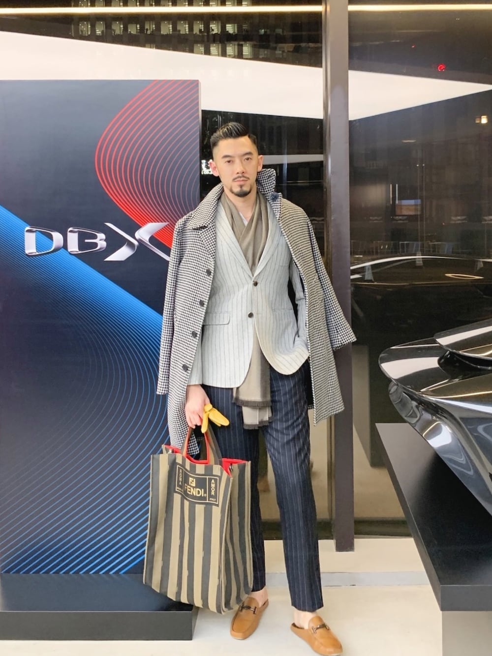 「FENDIのアイテム（トートバッグ、ブラウン系）」を使った、PIETROさん（メンズ・184cm）の秋コーディネートの1枚目の写真