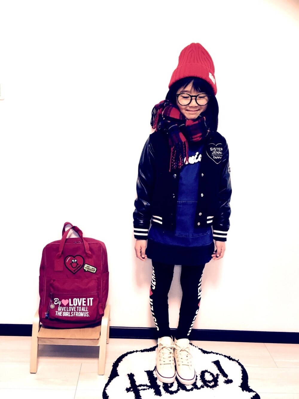 ブラック系のスタジャン、ブルー系のワンピース、ホワイト系のスニーカーを着用したキッズの冬コーディネートの1枚目の写真