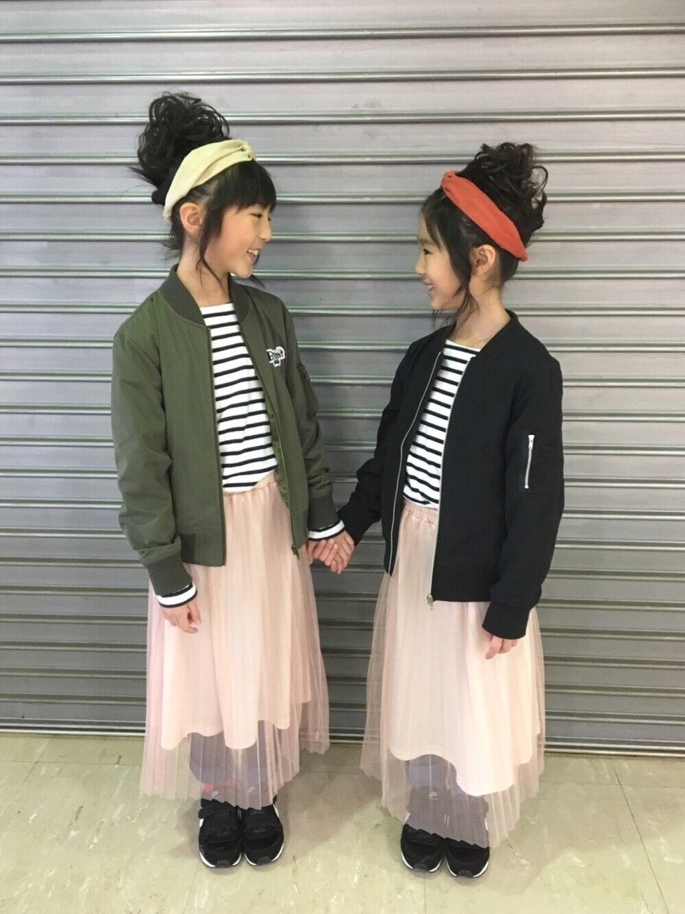 ブラック系のMA-1、ホワイト系のTシャツ/カットソー、グリーン系のMA-1を着用したキッズの春コーディネートの1枚目の写真