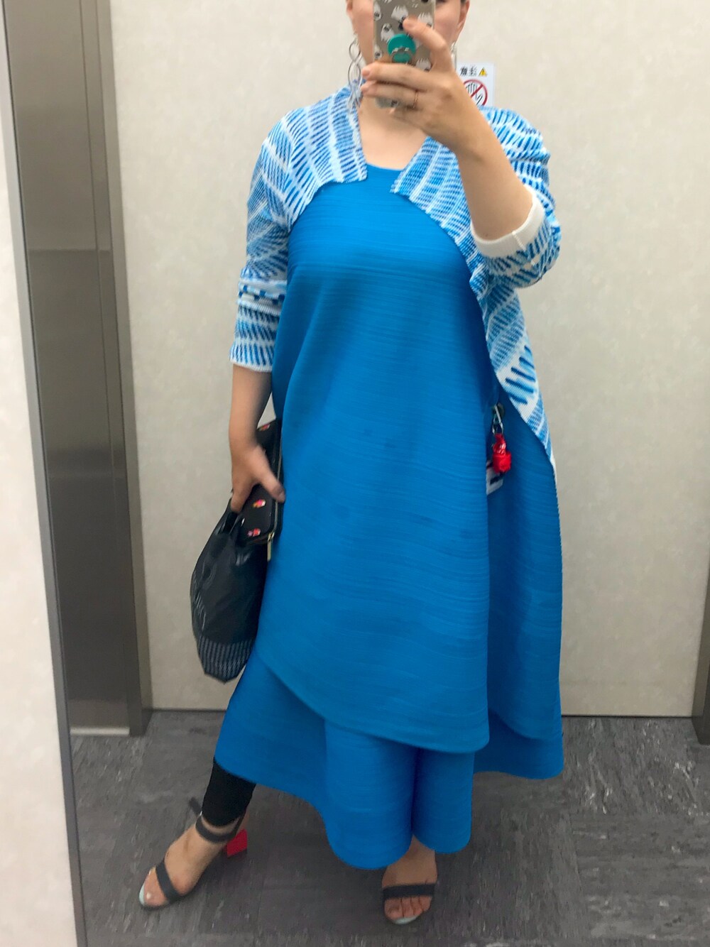 「カジュアルコーデ、おしゃれさんと繋がりたい、ラクチンコーデ、休日スタイル、シンプルコーデ、ワントーンコーデ、ワイドパンツ、ISSEY MIYAKE、blue、ブルー」｜「PLEATS PLEASEのアイテム（ワンピース、ブルー系）」を使った、ladybugさん（レディース・170cm）の秋コーディネートの1枚目の写真