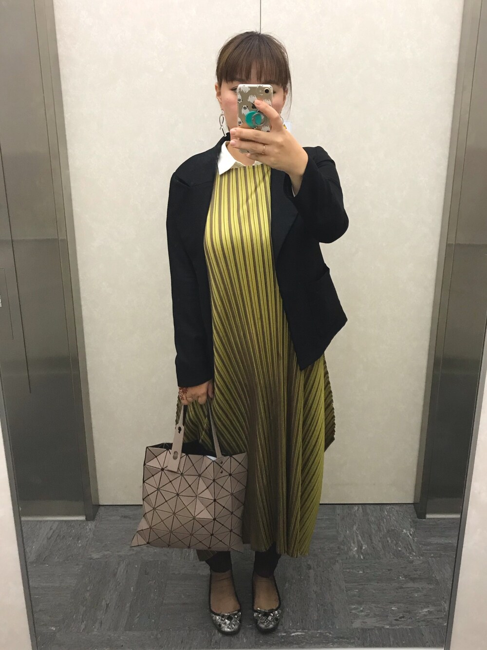 「秋のコーデ、シンプル、ブラウン、オトナカジュアル、おしゃれさんと繋がりたい、ISSEY MIYAKE、オトナ女子、ママファッション」｜「PLEATS PLEASEのアイテム（ワンピース、ゴールド系）」を使った、ladybugさん（レディース・170cm）の秋コーディネートの1枚目の写真
