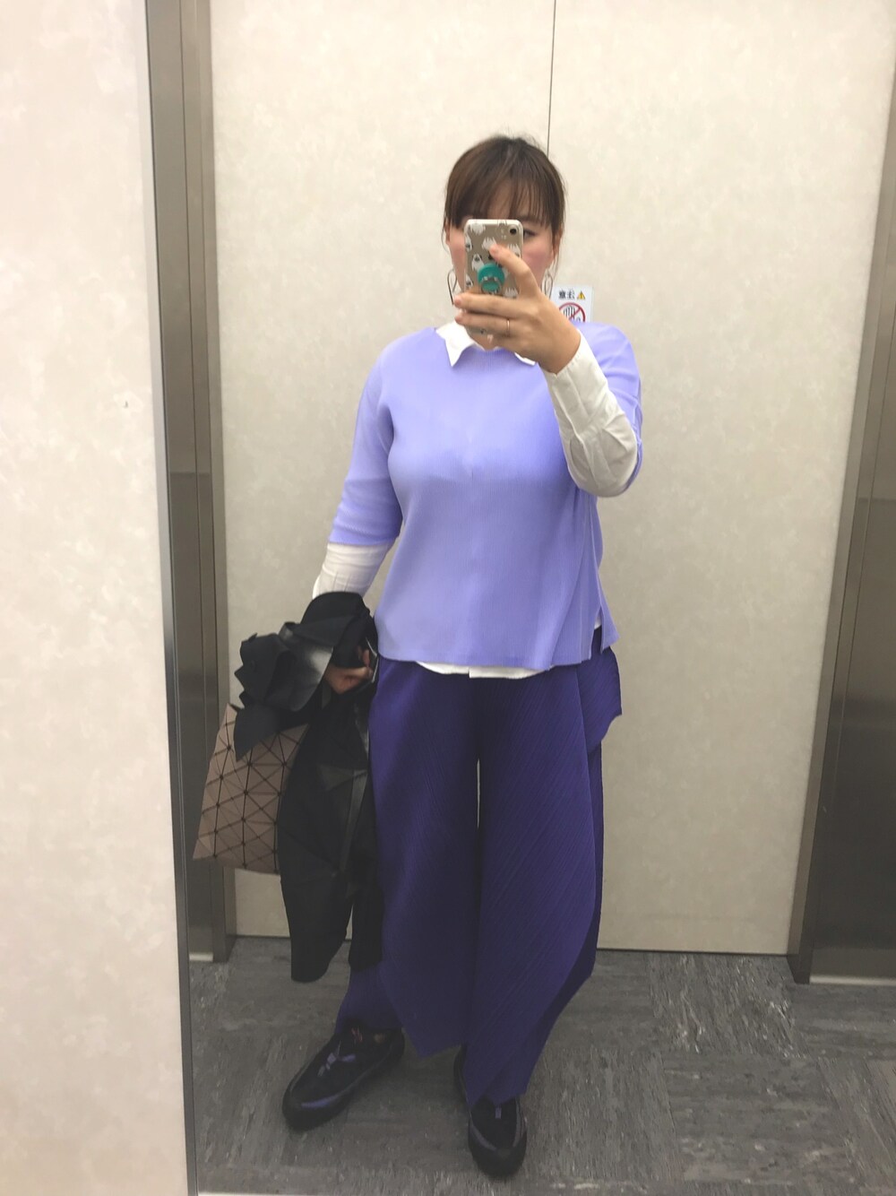 「大人カジュアル、オトナ女子、パンツスタイル、カジュアルコーデ、スニーカーコーデ、きれいめカジュアル、ママファッション、パープル、ootd、ラクチンコーデ」｜「PLEATS PLEASEのアイテム（Tシャツ/カットソー、パープル系）」を使った、ladybugさん（レディース・170cm）の秋コーディネートの1枚目の写真