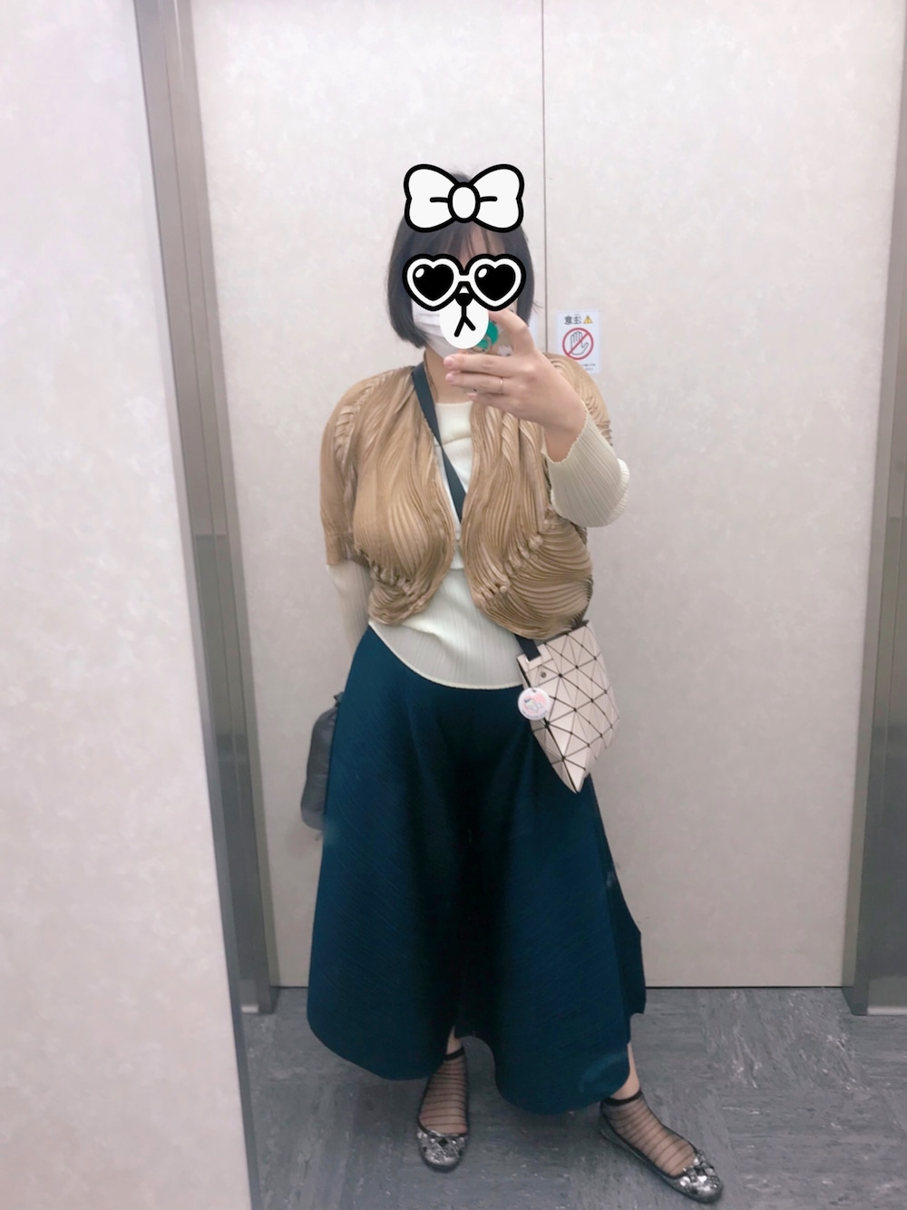 「パンツスタイル、お洒落さんとつながりたい、ベージュ、オトナ女子、マタニティ、ママコーデ、オフィスカジュアル、ママファッション、プリーツスカート」｜「PLEATS PLEASEのアイテム（トップス、ホワイト系）」を使った、ladybugさん（レディース・170cm）の冬コーディネートの1枚目の写真