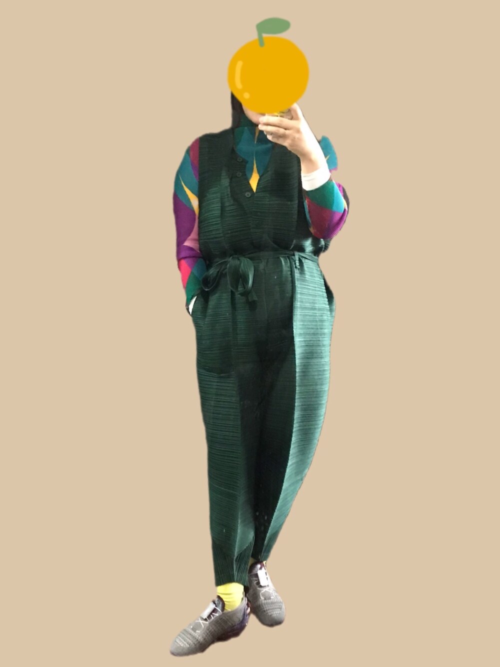 「オトナカジュアル、パンツスタイル、秋のコーデ、オールインワン、カジュアルコーデ、ootd、ママコーデ、ママファッション」｜「PLEATS PLEASEのアイテム（オールインワン・サロペット、グリーン系）」を使った、ladybugさん（レディース・170cm）の秋コーディネートの1枚目の写真