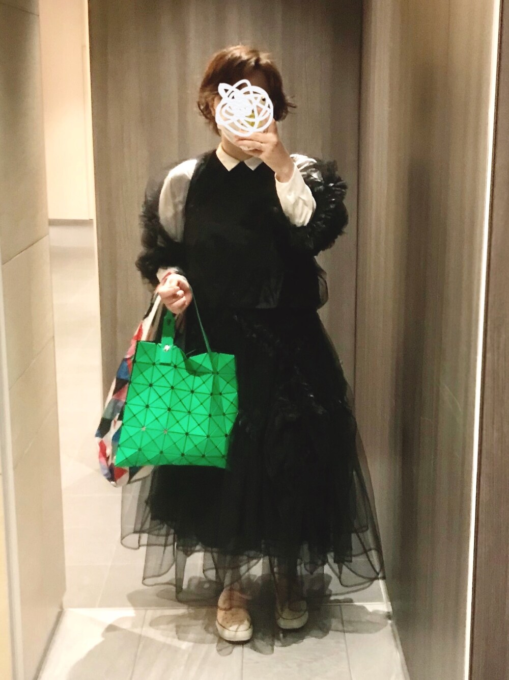「オトナカジュアル、春夏コーデ、大人ガーリー、シャツスタイル、スニーカーコーデ、チュールスカート、ママコーデ、ママファッション、オトナ女子」｜「noir kei ninomiyaのアイテム（スカート、ブラック系）」を使った、ladybugさん（レディース・170cm）の春コーディネートの1枚目の写真