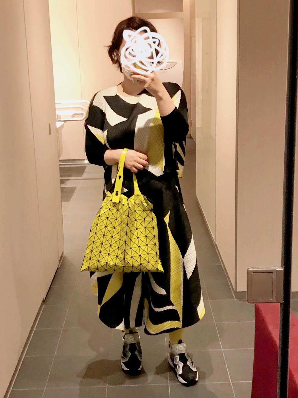 「オトナカジュアル、キレイめ、セットアップ、夏、スニーカーコーデ、ワイドパンツ、ママコーデ、ママファッション、イエロー」｜「PLEATS PLEASEのアイテム（トップス、ブラック系）」を使った、ladybugさん（レディース・170cm）の春コーディネートの1枚目の写真