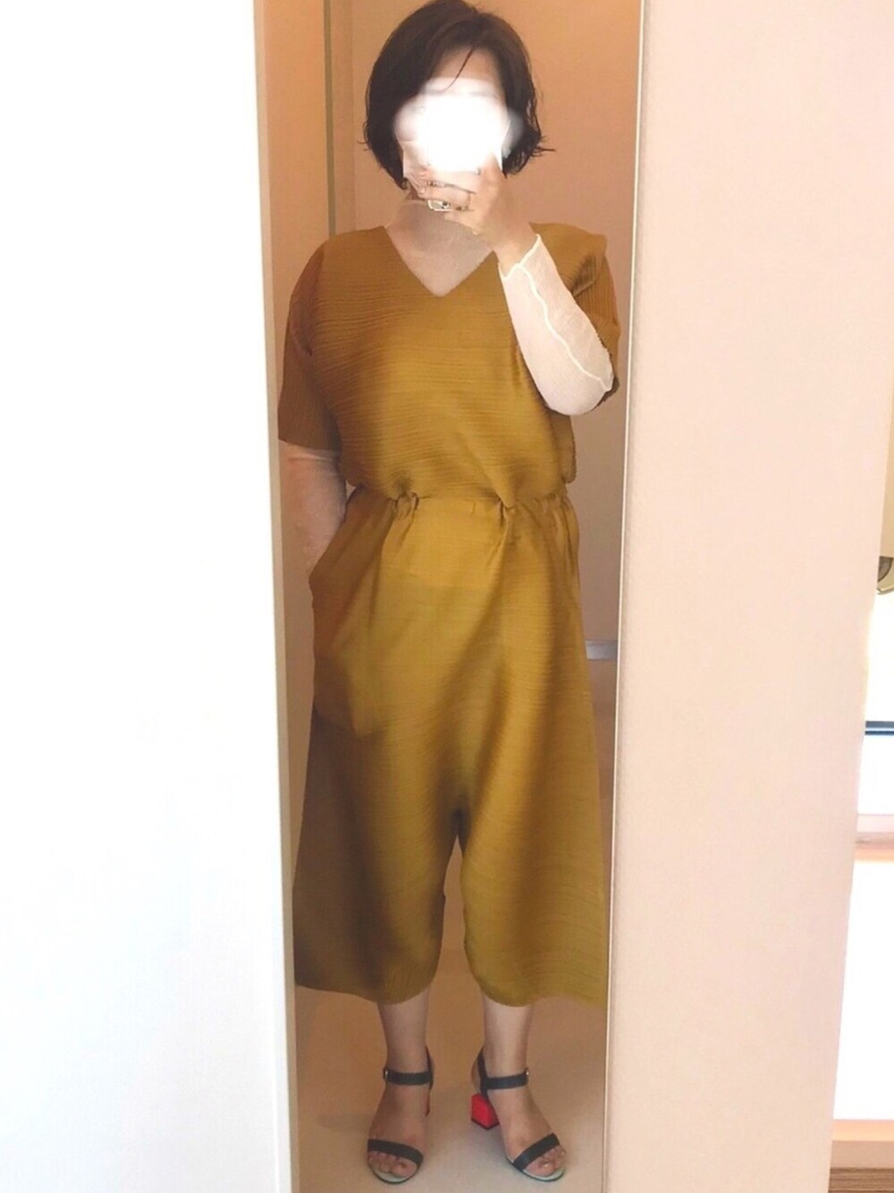 「これが私をアゲる服、オトナ女子、オトナカジュアル、リラックススタイル、今日のコーデ、シンプルコーデ、大人ガーリー、ラクチンコーデ、ママコーデ、ママファッション」｜「PLEATS PLEASEのアイテム（オールインワン・サロペット、ゴールド系）」を使った、ladybugさん（レディース・170cm）の春コーディネートの1枚目の写真