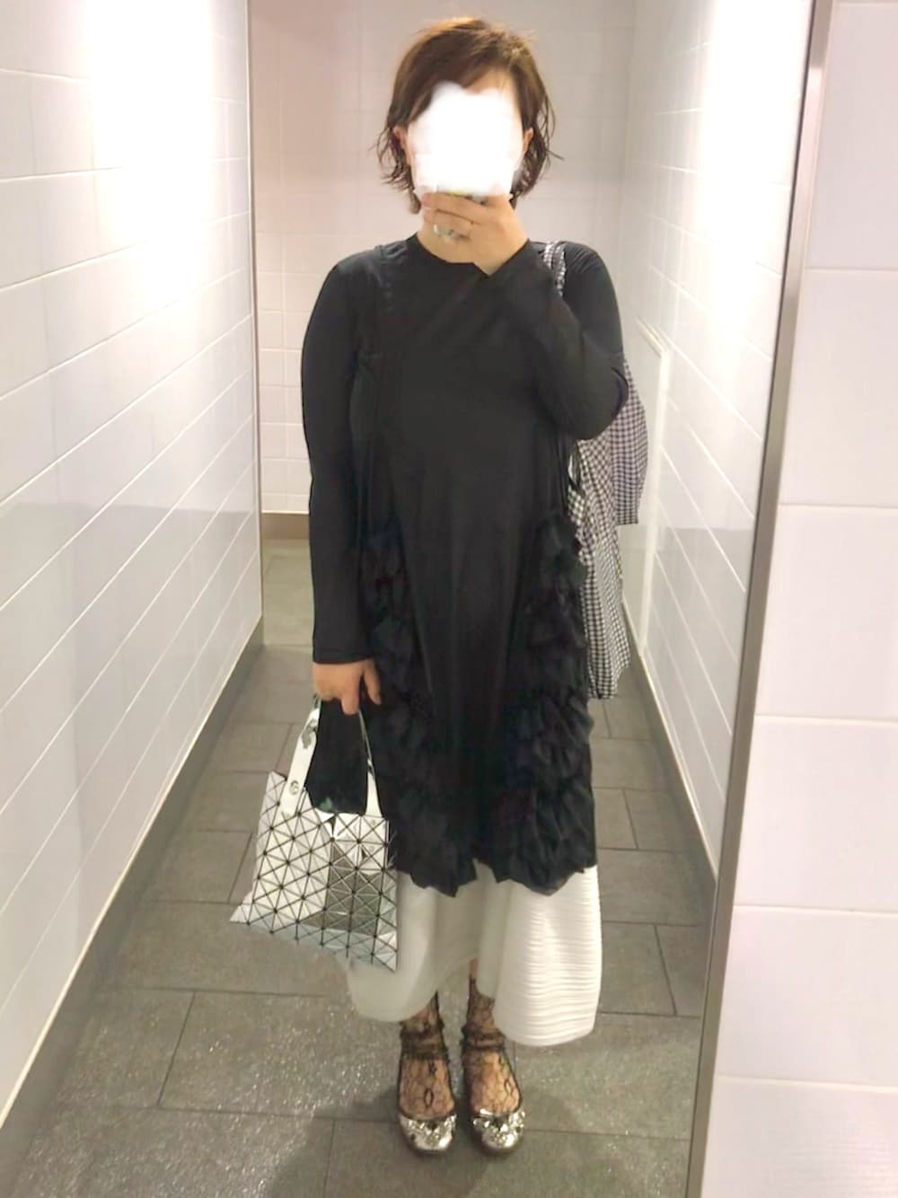 「シンプルコーデ、キレイめカジュアル、大人コーデ、ブラック、レイヤードスタイル、ママコーデ、ママファッション、シルバー、オトナカジュアル」｜「COMME des GARCONS COMME des GARCONSのアイテム（ワンピース、ブラック系）」を使った、ladybugさん（レディース・170cm）の夏コーディネートの1枚目の写真