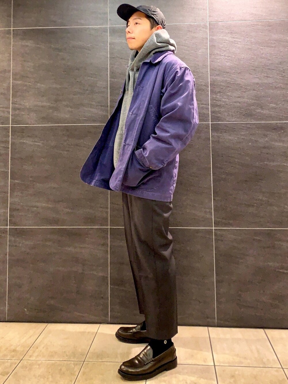 グレー系のその他パンツ、グレー系のパーカー、グリーン系のローファーを着用したメンズの冬コーディネートの1枚目の写真