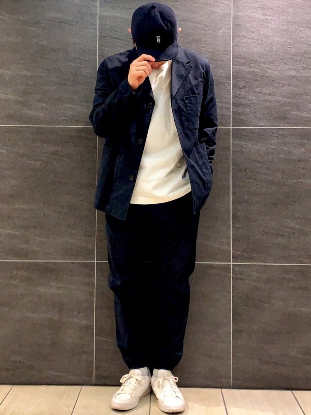 「UNIQLOのクルーネックＴ（長袖）（Tシャツ/カットソー、ホワイト系）」を使った、つばぴよさん（メンズ・172cm）の冬コーディネートの1枚目の写真