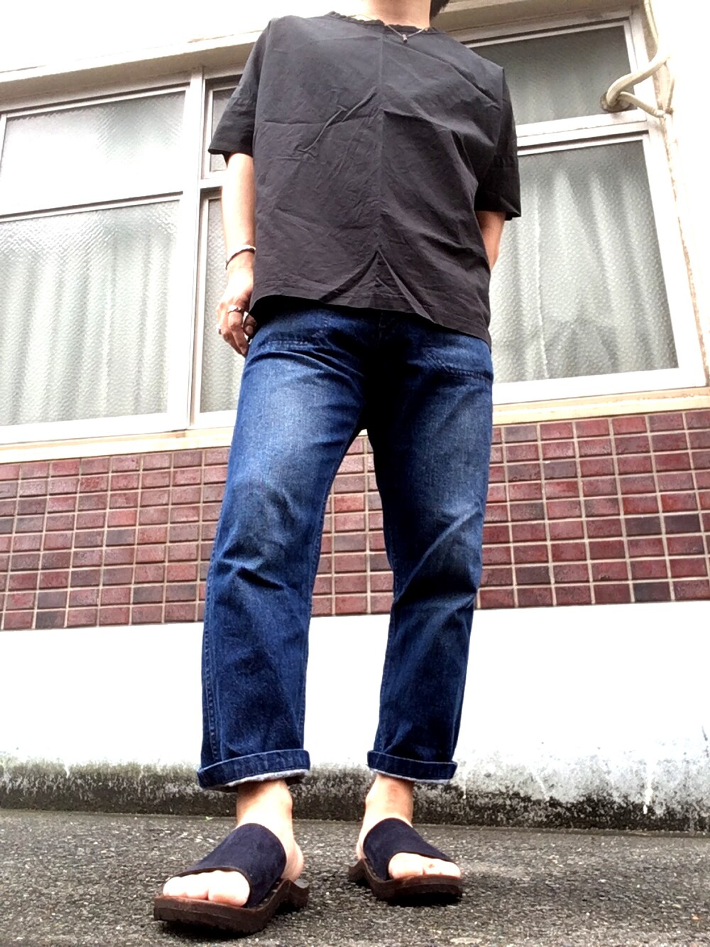 「BASISBROEKのアイテム（Tシャツ/カットソー、ブラック系）」を使った、MINOさん（メンズ・165cm）の夏コーディネートの1枚目の写真