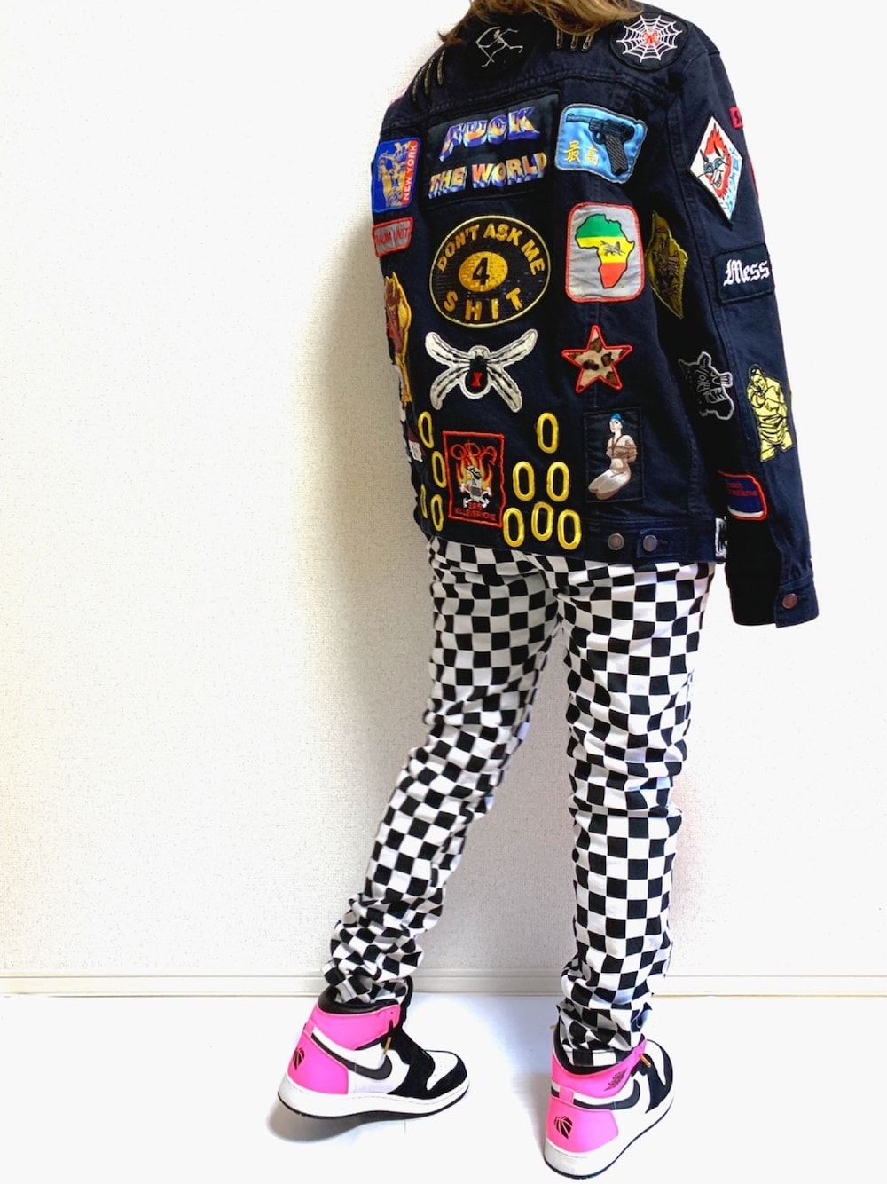 「スニーカー、オーバーサイズ、ワッペン、デニムジャケット、supreme、Jordan」｜「FOREVER 21のアイテム（パンツ、ブラック系）」を使った、soraさん（レディース・157cm）の冬コーディネートの1枚目の写真