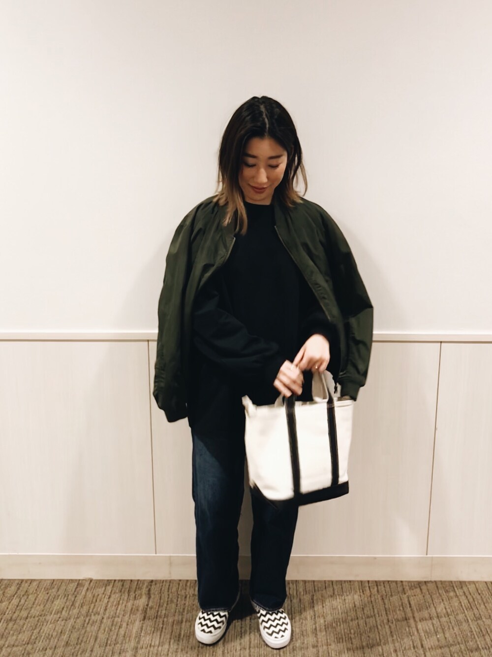 「シンプルコーデ、カジュアルコーデ、エルエルビーン、バンズスリッポン、スニーカーコーデ、アズールバイマウジー(AZUL by moussy)、ジーナシス(JEANASIS)、トートバッグ」｜「L.L.Beanのアイテム（トートバッグ、ホワイト系）」を使った、yamachanさん（レディース・160cm）の春コーディネートの1枚目の写真