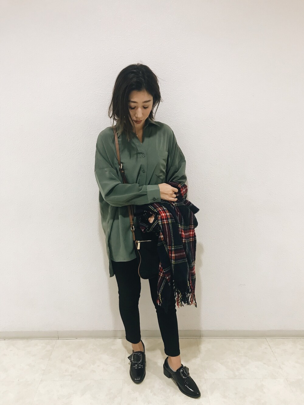「moussy、moussysnap、オトナカジュアル、秋冬コーデ、パンツスタイル、ユニクロ、マウジー、シャツスタイル、マフラー、チェック」｜「MOUSSYのアイテム（シャツ/ブラウス、グリーン系）」を使った、yamachanさん（レディース・160cm）の秋コーディネートの1枚目の写真