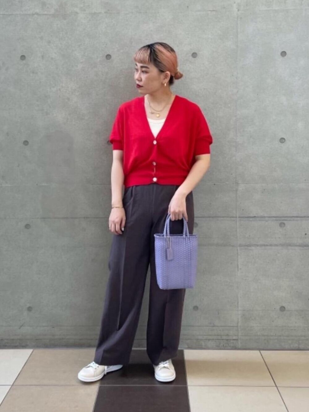 ベージュ系のスニーカー、パープル系のかごバッグ、グレー系のその他パンツを着用したレディースの春コーディネートの1枚目の写真