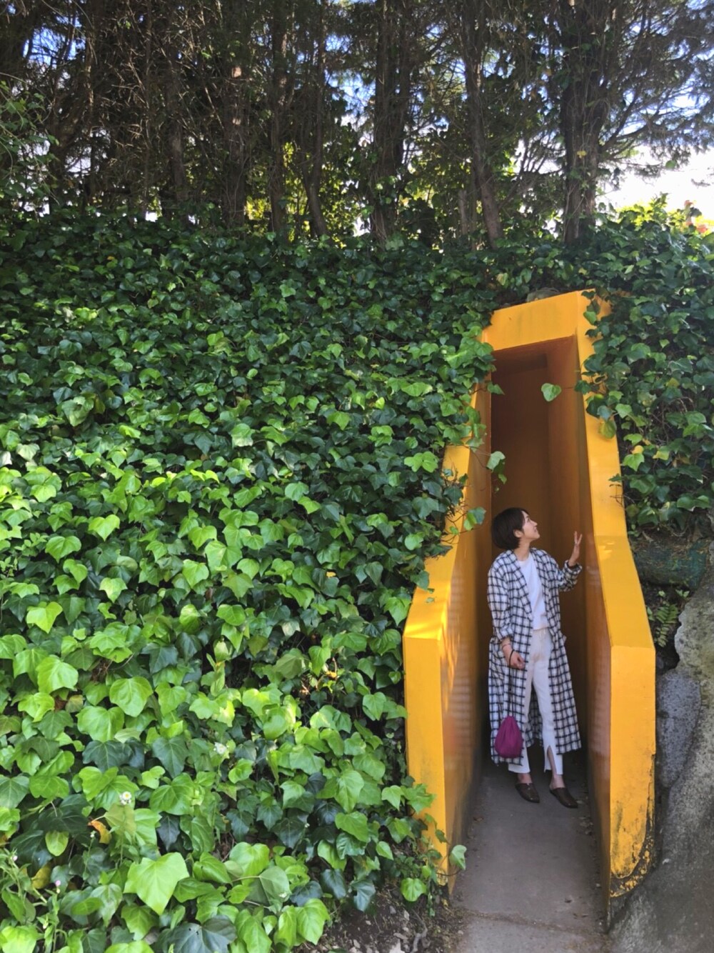 ホワイト系のその他アウター、ホワイト系のその他パンツ、パープル系のハンドバッグを着用したレディースの春コーディネートの1枚目の写真