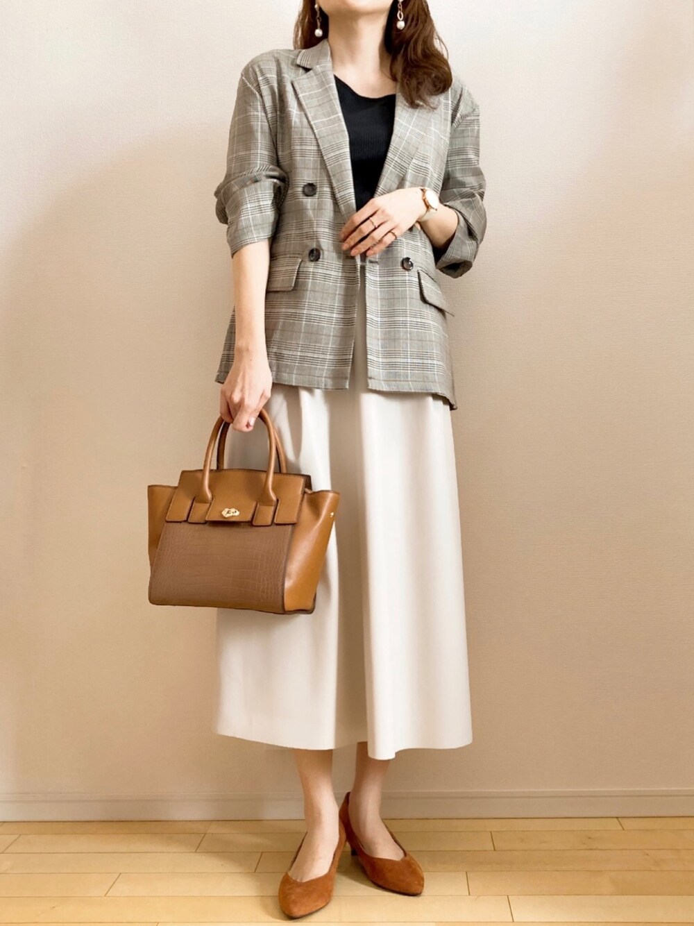 「プチプラコーデ、大人コーデ、スカートスタイル、レザースカート、チェックジャケット、秋服、しまむら、GU」｜「しまむらのアイテム（テーラードジャケット、グレー系）」を使った、Yayoiさん（レディース・169cm）の秋コーディネートの1枚目の写真
