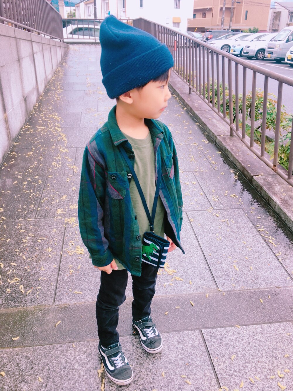 「スケボー、スケーター、スケータースタイル、キッズスケーター、休日スタイル、男の子コーデ、プチプラ、6歳」｜「XLARGE KIDSのウォーキングエイプニットキャップ（ニットキャップ/ビーニー、ブルー系）」を使った、taaさん（キッズ・120cm）の春コーディネートの1枚目の写真
