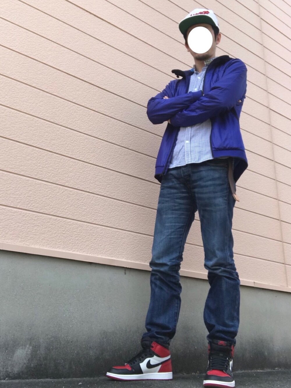 「春コーデ、お洒落さんとつながりたい、休日スタイル、スポーツミックス、30代、キャップ、スニーカー、NIKE、オトナカジュアル、大人カジュアル」｜「Mitchell&NessのMITCHELL&NESS SNAPBACK CAP NBA WOOL SOLID 2 CHICAGO BULLS WHITE（キャップ、ホワイト系）」を使った、sasaさん（メンズ・176cm）の春コーディネートの1枚目の写真