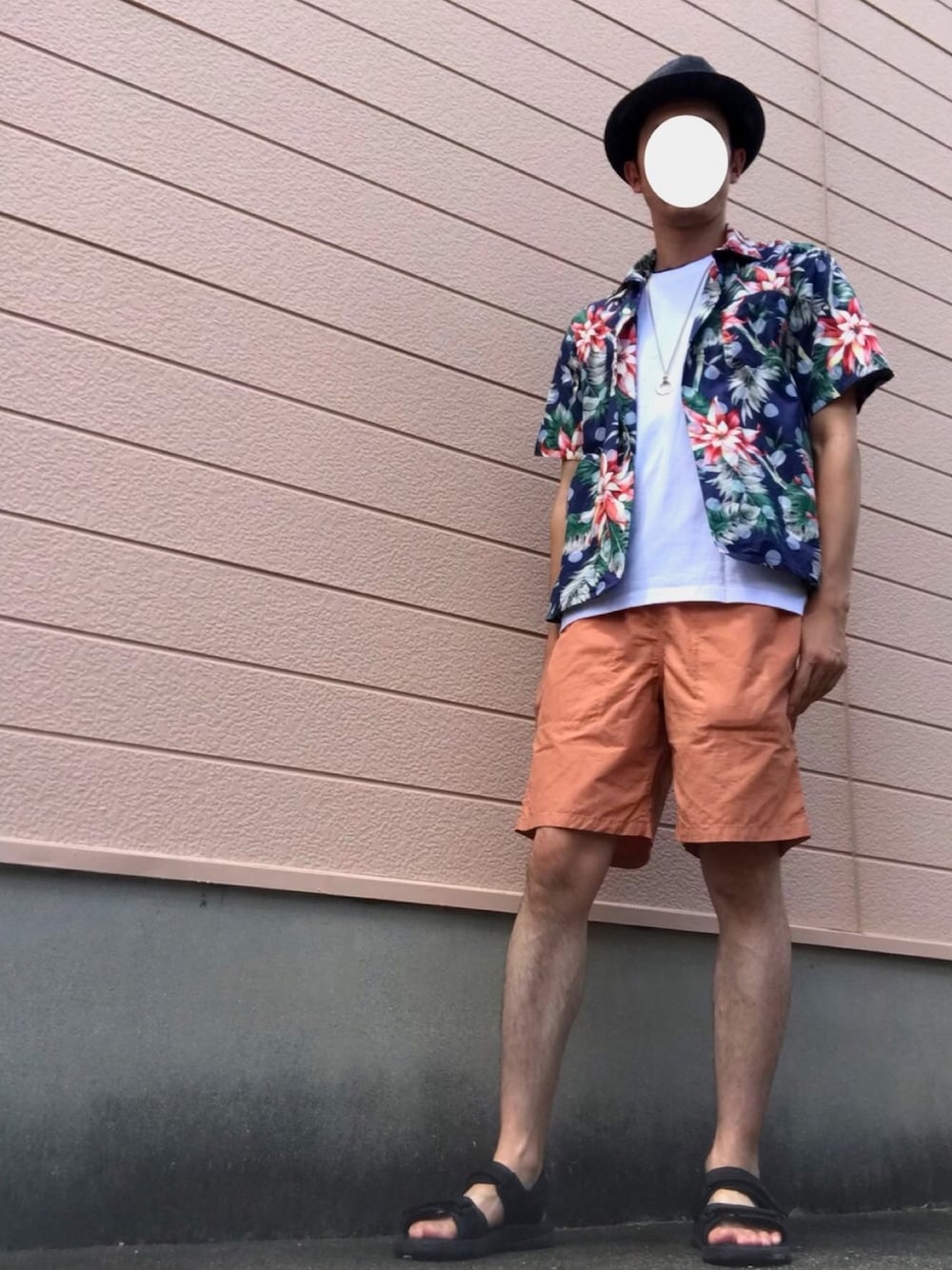 「夏コーデ、アロハシャツ、ハーフパンツ、スポーツサンダル、むぎわら帽子、オープンカラーシャツ、オトナカジュアル、30代、おしゃれさんと繋がりたい」｜「GLOBAL WORKの【快適機能付き】サーモハット/741703（ハット、ブルー系）」を使った、sasaさん（メンズ・176cm）の夏コーディネートの1枚目の写真