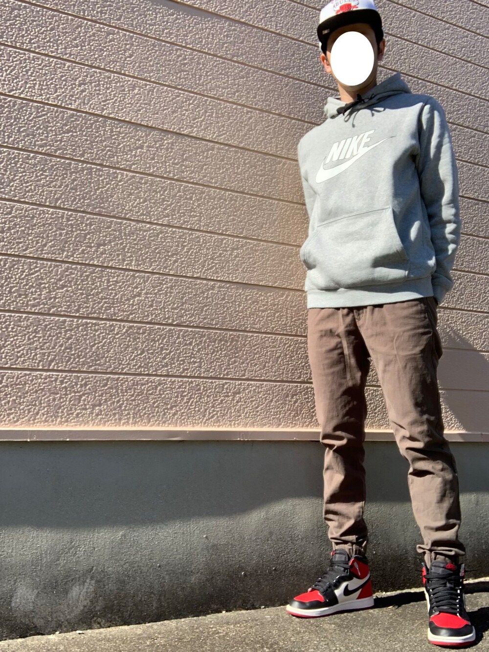 「パーカー、秋のコーデ、ストリート服が好き、グレー、キャップ、スニーカー、NIKE」｜「Mitchell&Nessのアイテム（キャップ、ホワイト系）」を使った、sasaさん（メンズ・176cm）の秋コーディネートの1枚目の写真