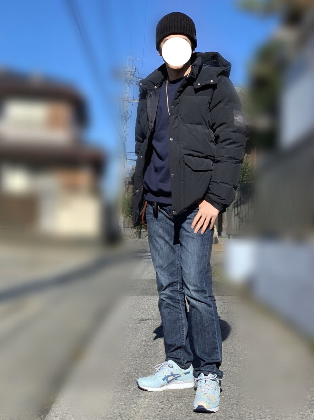「冬、スニーカー、オーバーサイズ、ダウンジャケット、THE NORTH FACE、asics tiger、おしゃれさんと繋がりたい、スウェット、CAMP SIERRA SHORT、2018マイベストコーデ」｜「THE NORTH FACEのTHE NORTH FACE/ザノースフェイス Cappucho Lid/カプッチョリッド（ニットキャップ/ビーニー、ブラック系）」を使った、sasaさん（メンズ・176cm）の冬コーディネートの1枚目の写真