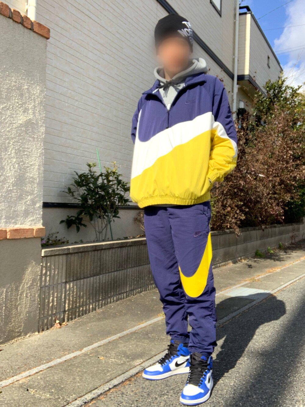 「アノラックパーカー、NIKE、セットアップ、セールで買いました、ゆるコーデ、スニーカー、おしゃれさんと繋がりたい、スポーツミックス」｜「NIKEのNIKE AS MEN NSW JACKET HD ANRK WVN QS 【SP】（ナイロンジャケット、ブルー系）」を使った、sasaさん（メンズ・176cm）の冬コーディネートの1枚目の写真