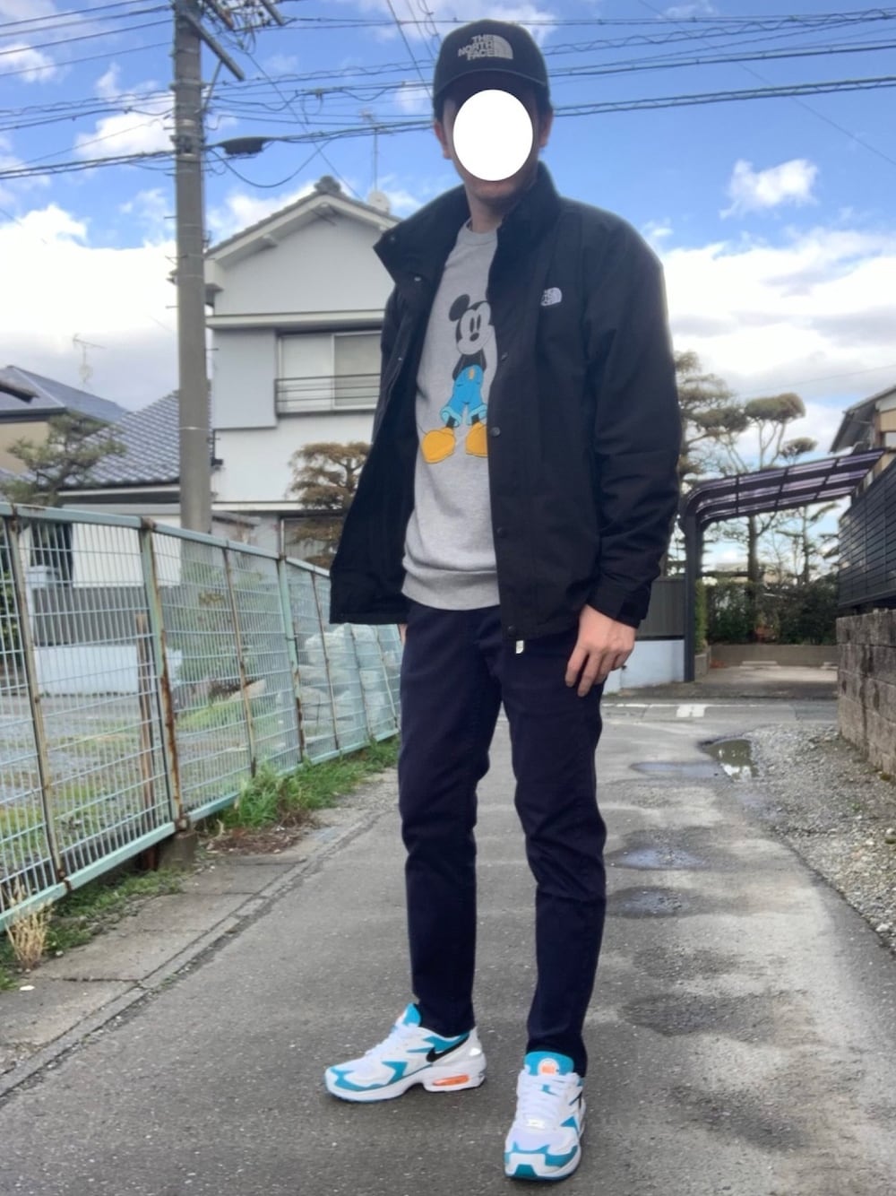 「ノースフェイス、スニーカー、ナイキ、エアマックス、キャップ、HYDRENA WIND JKT、春コーデ、THE NORTH FACE」｜「THE NORTH FACEのザ・ノース・フェイス TNFロゴキャップ（キャップ、ブラック系）」を使った、sasaさん（メンズ・176cm）の冬コーディネートの1枚目の写真
