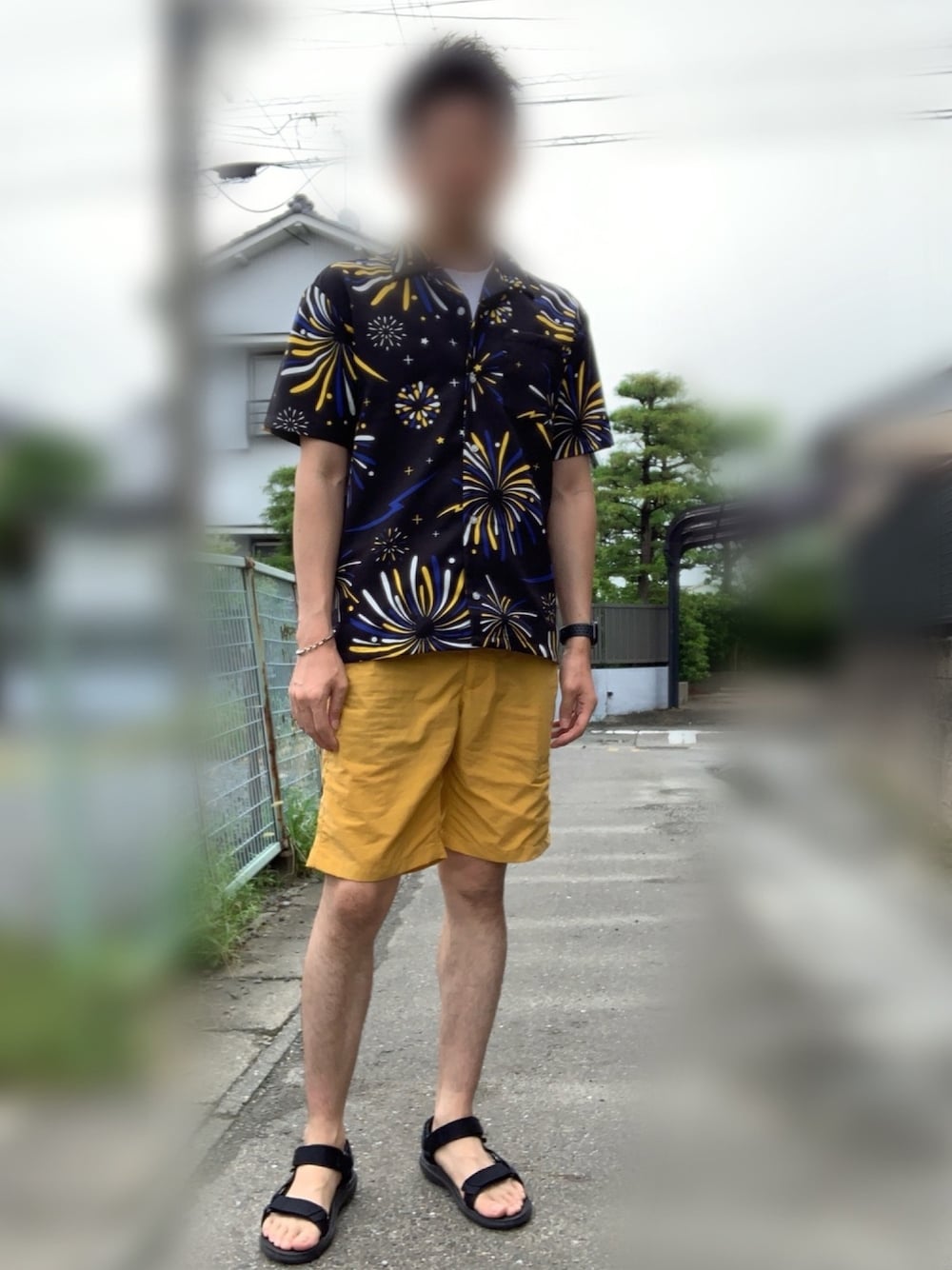 「柄シャツ、ハーフパンツ、夏コーデ、いいね、save、フォローお願いします🤑、カジュアル、シャツスタイル、30代、サンダル、teva」｜「Beautiful Harmonyのオープン カラー 花火 プリント 半袖 シャツ（シャツ/ブラウス、その他）」を使った、sasaさん（メンズ・176cm）の夏コーディネートの1枚目の写真