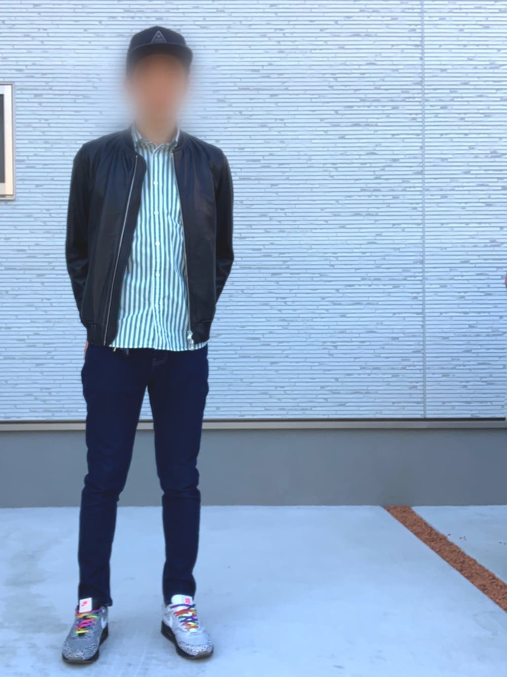 「おしゃれさんと繋がりたい、オトナカジュアル、スニーカー、エアマックス、シャツスタイル、レザージャケット、キャップ」｜「BEAMSのBEAMS / ネオ ルーズフィット ミニ レギュラーカラー シャツ（シャツ/ブラウス、グリーン系）」を使った、sasaさん（メンズ・176cm）の春コーディネートの1枚目の写真