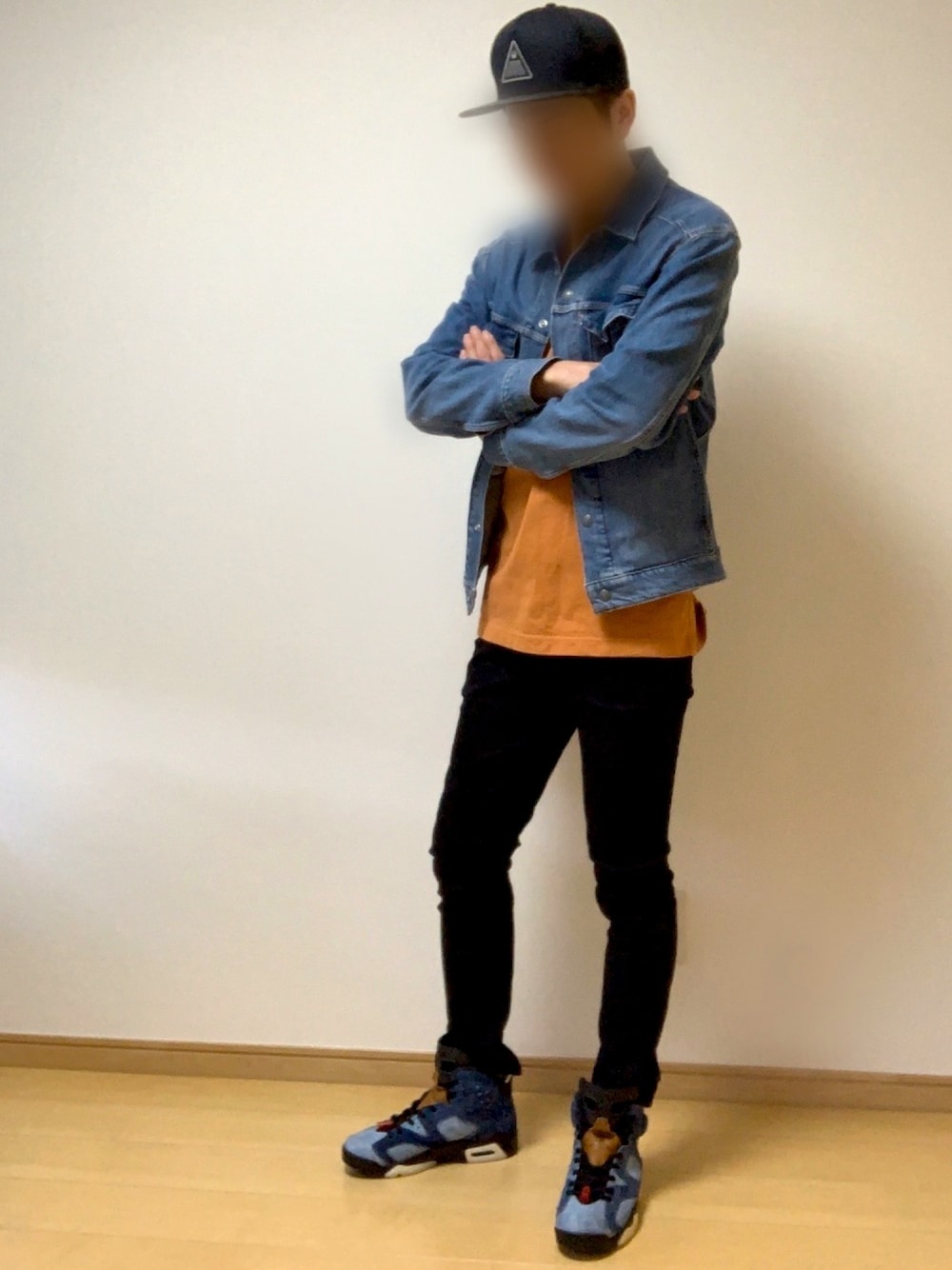「おうちファッション、春コーデ、デニムジャケット、お洒落さんとつながりたい、スニーカー、キャップ、カジュアル、大人カジュアル」｜「COACHのアイテム（キャップ、ブラック系）」を使った、sasaさん（メンズ・176cm）の春コーディネートの1枚目の写真