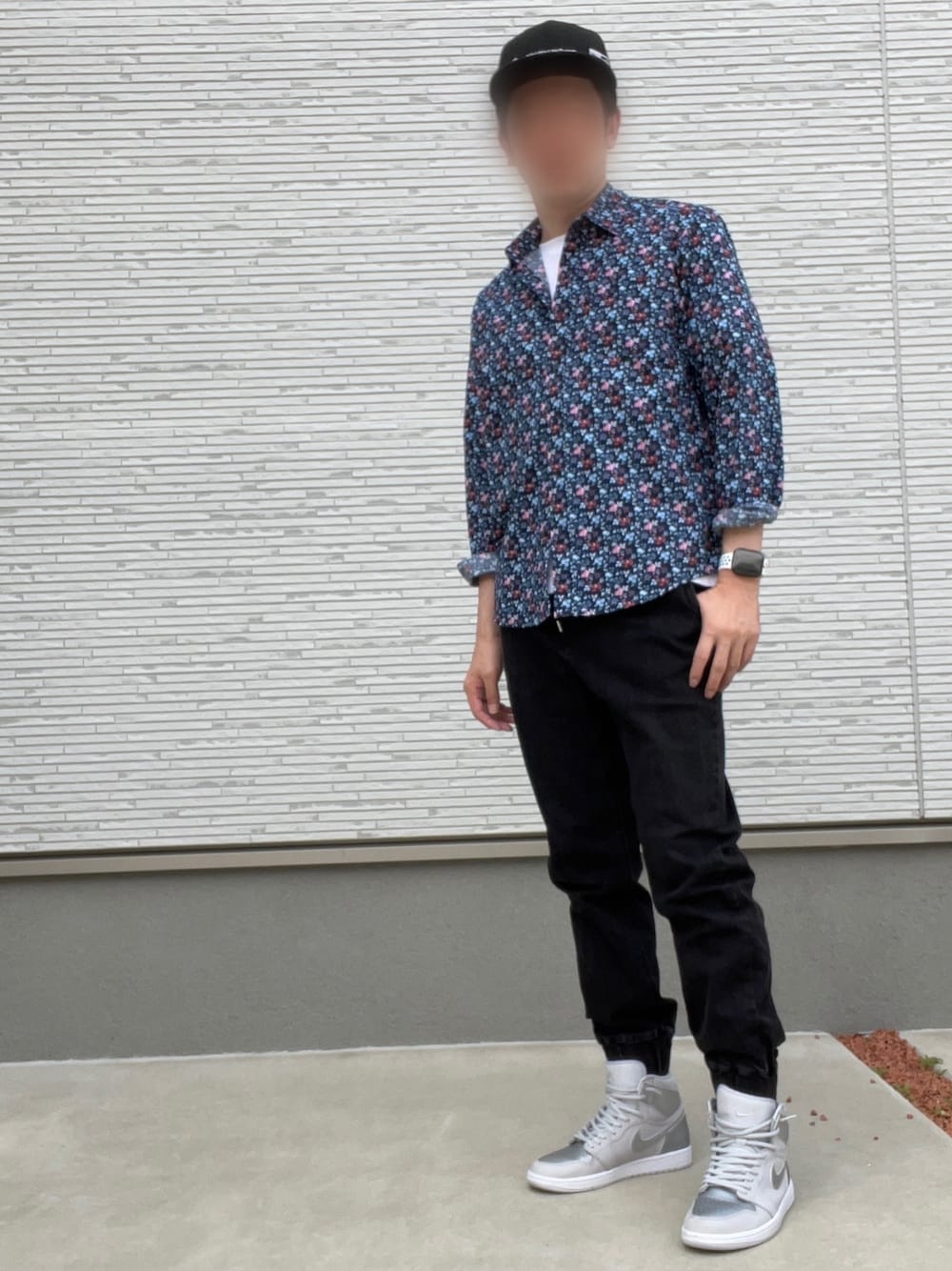 「大人カジュアル、春、スニーカー、キャップ、おしゃれさんと繋がりたい、30代、40代ファッション、ラクチンコーデ」｜「NANO universeの：小花柄シャツ　長袖（シャツ/ブラウス、ブルー系）」を使った、sasaさん（メンズ・176cm）の春コーディネートの1枚目の写真