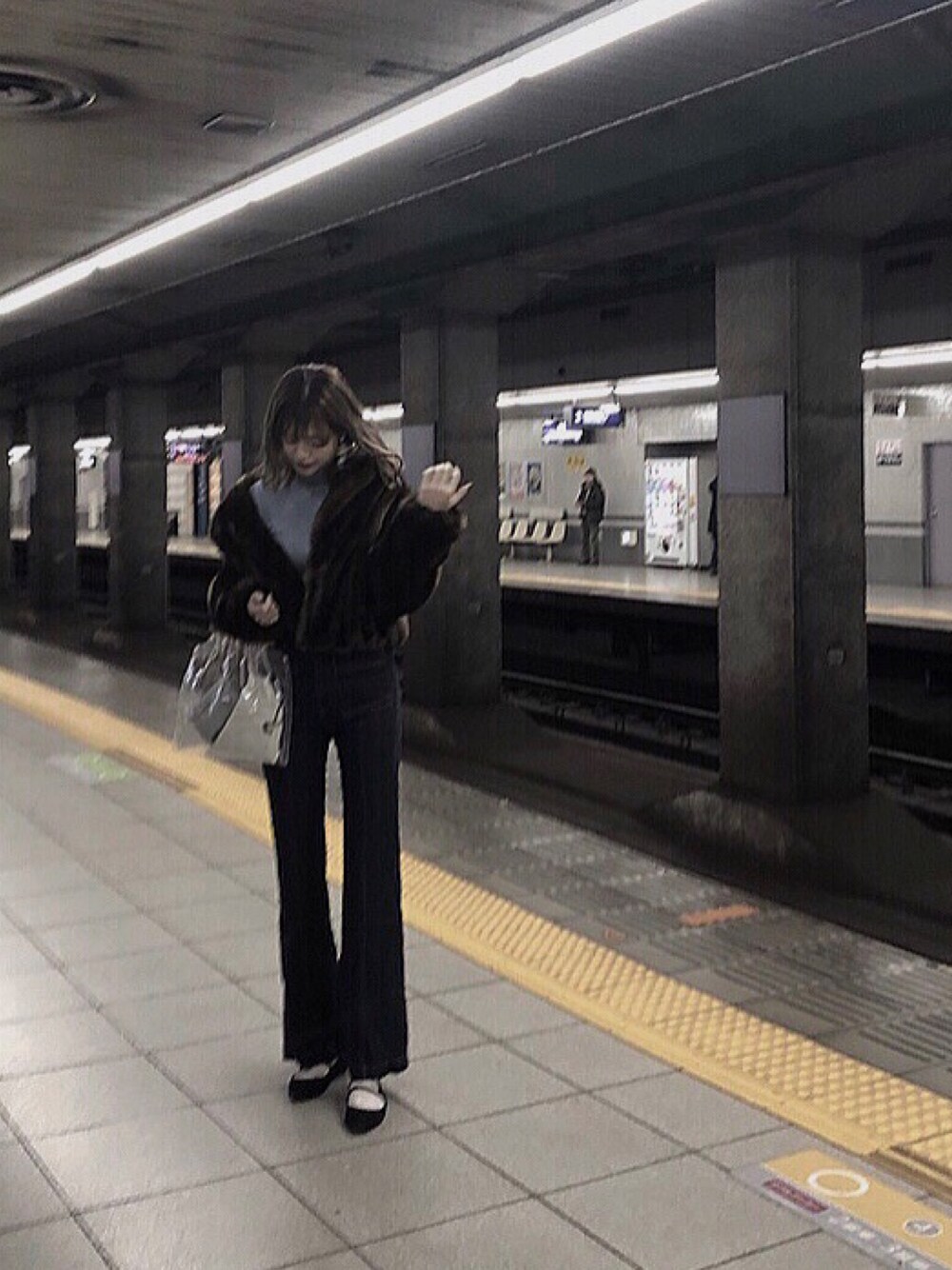 「ブルーニット、ベルボトム、フレアパンツ、デニム、ファーアウター、snidel、ootd、冬コーデ、H&M、韓国ファッション」｜「SNIDELのデザインフレアデニムパンツ（デニムパンツ、ブルー系）」を使った、Yr.さん（レディース・166cm）の冬コーディネートの1枚目の写真