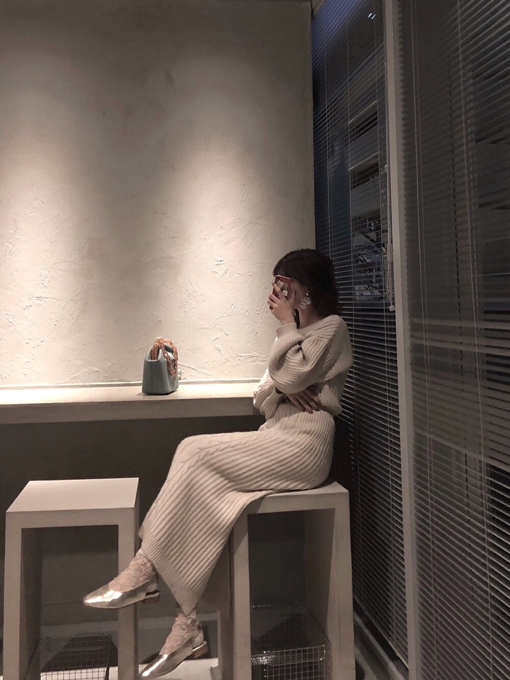 「カフェ、シンプルコーデ、ホワイト、ootd、WEARBOOKエントリー、ワンピース、ニット、大阪、大人カジュアル、モノトーン派？カラーコーデ派？」｜「mysticのケーブルニットロングワンピース（ワンピース、ホワイト系）」を使った、Yr.さん（レディース・166cm）の冬コーディネートの1枚目の写真