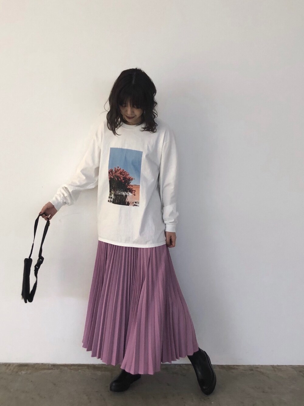 「キャプテンマーベル、シンプルコーデ、ロンT、カジュアル、ゆるコーデ、大人カジュアル、プリーツスカート、mystic、ミスティック(mystic)」｜「mysticの転写フォトプリントロンT（Tシャツ/カットソー、ホワイト系）」を使った、Yr.さん（レディース・166cm）の春コーディネートの1枚目の写真