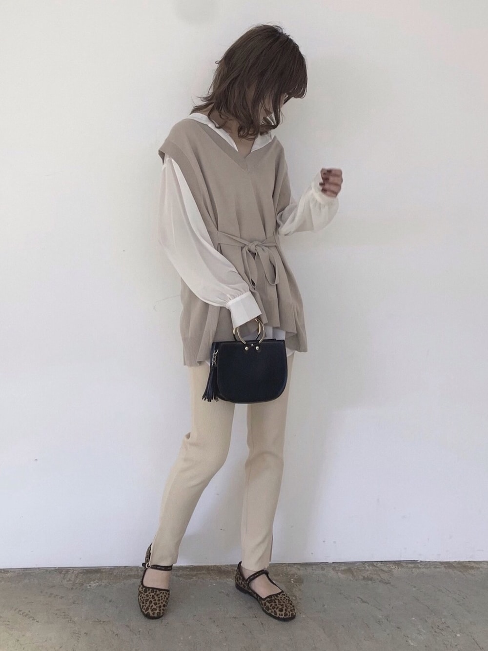 「オトナカジュアル、ベスト、リブレギンス、ブラウス、ベージュ、ootd、mystic、mysticstaff、WEARBOOKエントリー、ゆるコーデ」｜「mysticの天竺編サイドリボンニットベスト（ニット/セーター、ベージュ系）」を使った、Yr.さん（レディース・166cm）の春コーディネートの1枚目の写真