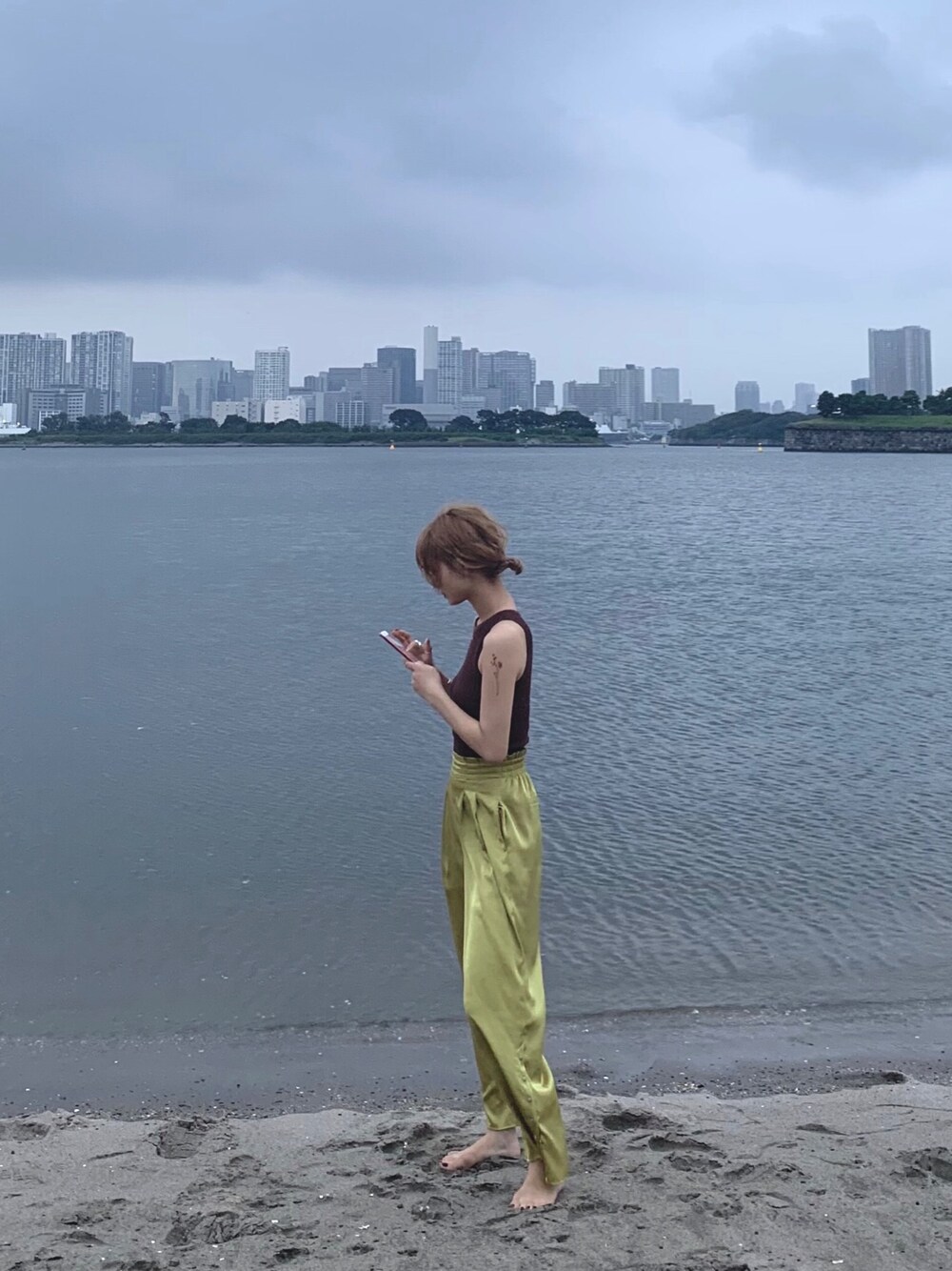 「大人トレンドカジュアル、秋のカフェオレコーデ、大人コーデ、秋のコーデ、秋服、秋色、ootd、カジュアル、韓国ファッション」｜「LILY BROWNのアイテム（パンツ、ゴールド系）」を使った、Yr.さん（レディース・167cm）の秋コーディネートの1枚目の写真