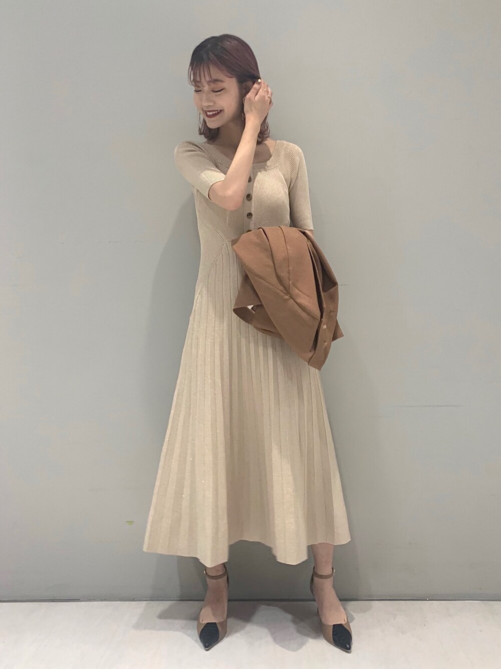 「ラクチンコーデ、ベージュ、ワンピース、きれいめカジュアル、大人カジュアル、デート、リリーブラウン、ootd」｜「LILY BROWNの2Ｗａｙニットワンピース（ワンピース、ベージュ系）」を使った、Yr.さん（レディース・167cm）の春コーディネートの1枚目の写真