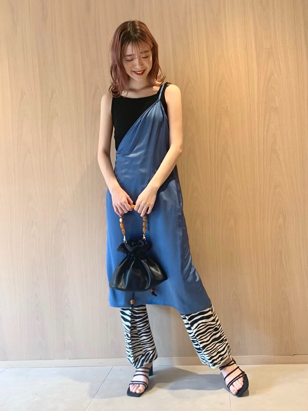 「ラクチンコーデ、ゼブラ柄、Lilybrown、カジュアル、大人カジュアル、サテン、レイヤードスタイル、ootd、黒、WEARBOOKエントリー」｜「LILY BROWNのサテンワンショルキャミワンピース（ワンピース、ブルー系）」を使った、Yr.さん（レディース・167cm）の春コーディネートの1枚目の写真