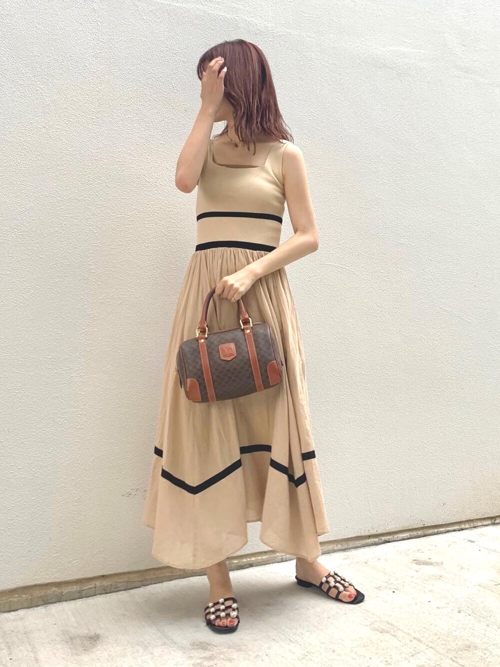 「ラクチンコーデ、オトナ女子、おしゃれさんと繋がりたい、きれいめカジュアル、ootd、ワンピース、夏コーデ、リゾートスタイル、Lilybrown、ベージュ」｜「LILY BROWNの布帛ドッキングニットワンピース（ワンピース、ホワイト系）」を使った、Yr.さん（レディース・167cm）の夏コーディネートの1枚目の写真