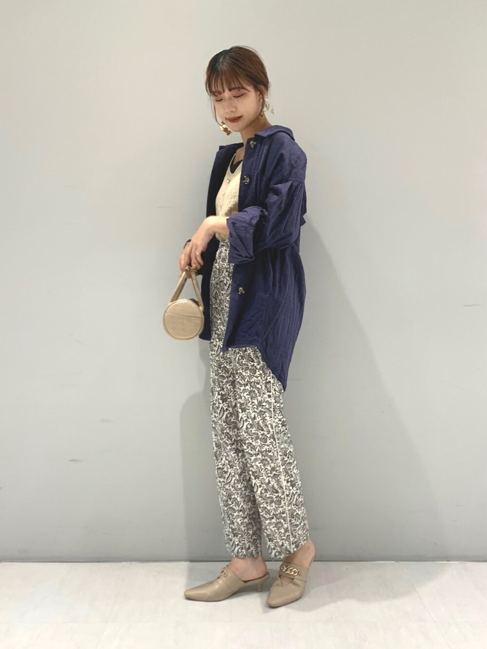 「パンツスタイル、カジュアル、今日のコーデ、大人コーデ、ヴィンテージ、大人カジュアル、通勤コーデ、韓国ファッション、リリーブラウン、ラフ」｜「LILY BROWNのコーデュロイオーバージャケット（その他アウター、ブルー系）」を使った、Yr.さん（レディース・167cm）の秋コーディネートの1枚目の写真