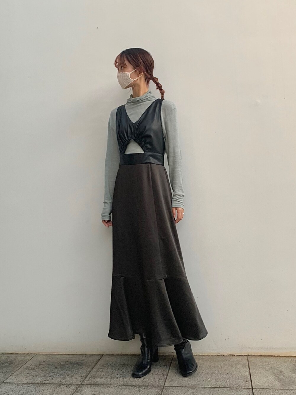 「レザーLOVEスナップ、シンプル、秋のコーデ、ショートブーツ、秋服、大人コーデ、ブルー、ブラック、ootd、ワンピース」｜「SLYのVEGAN LEATHER DOCKING SATIN ワンピース（ワンピース、ブラック系）」を使った、Yr.さん（レディース・167cm）の秋コーディネートの1枚目の写真