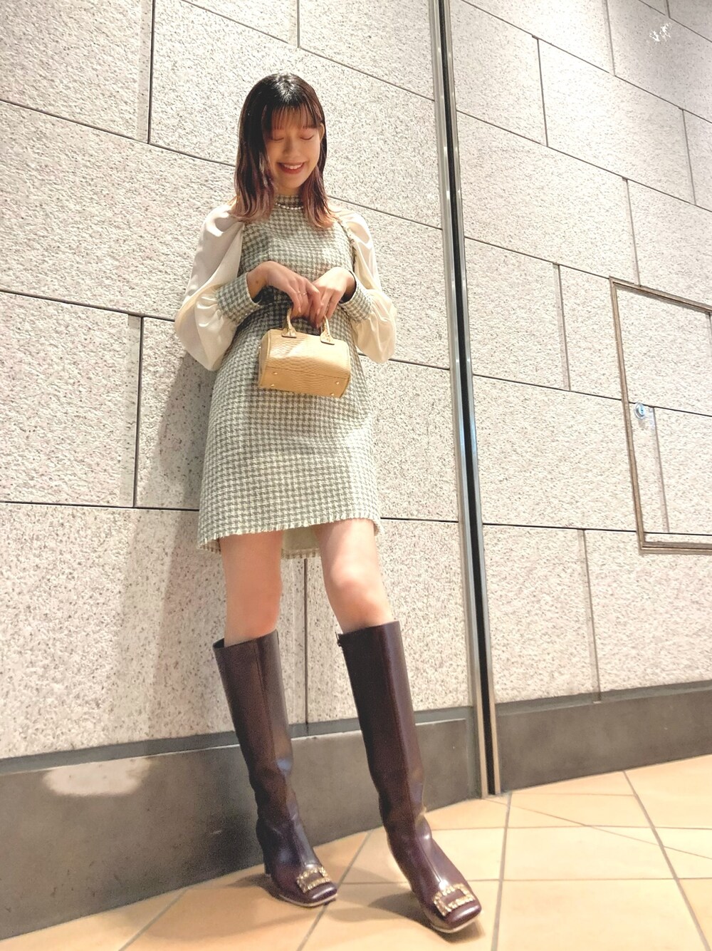 「きれいめカジュアル、韓国ファッション、リリーブラウン、ミニワンピ、ツイード、冬、オトナカジュアル、くすみカラー、ロングブーツ、ootd」｜「LILY BROWNの袖切替ツイードミニワンピース（ワンピース、グリーン系）」を使った、Yr.さん（レディース・167cm）の冬コーディネートの1枚目の写真
