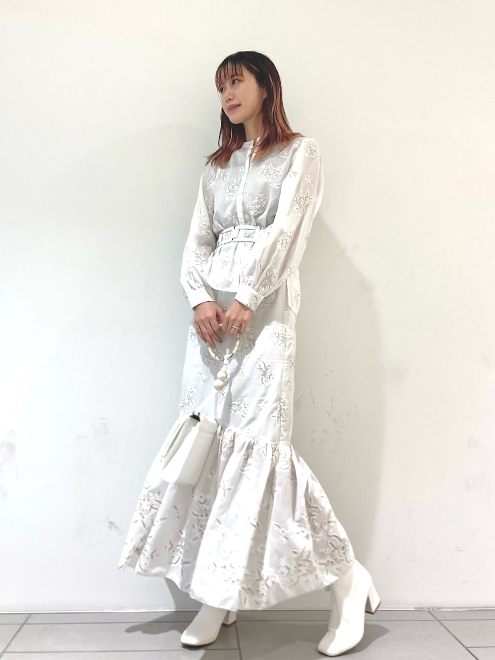 「私の推しブランド、休日コーデ、ホワイト、Lily Brown、春、セットアップ、刺繍、ブラウス、ラクチンコーデ、オールホワイト」｜「LILY BROWNのフラワー刺繍ブラウス（シャツ/ブラウス、ホワイト系）」を使った、Yr.さん（レディース・167cm）の冬コーディネートの1枚目の写真