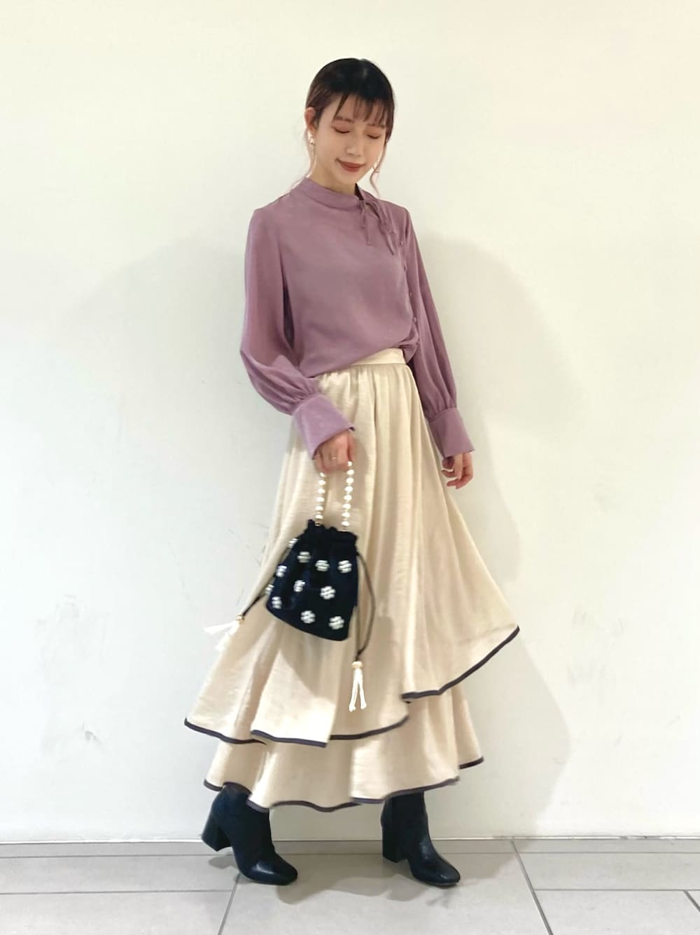 「休日コーデ、シンプル、オトナ女子、チャイナシャツ、オトナカジュアル、ラクチンコーデ、ロングスカート、Lilybrown、ootd、WEARBOOKエントリー」｜「LILY BROWNのジャガードチャイナ―ブラウス（シャツ/ブラウス、パープル系）」を使った、Yr.さん（レディース・167cm）の冬コーディネートの1枚目の写真