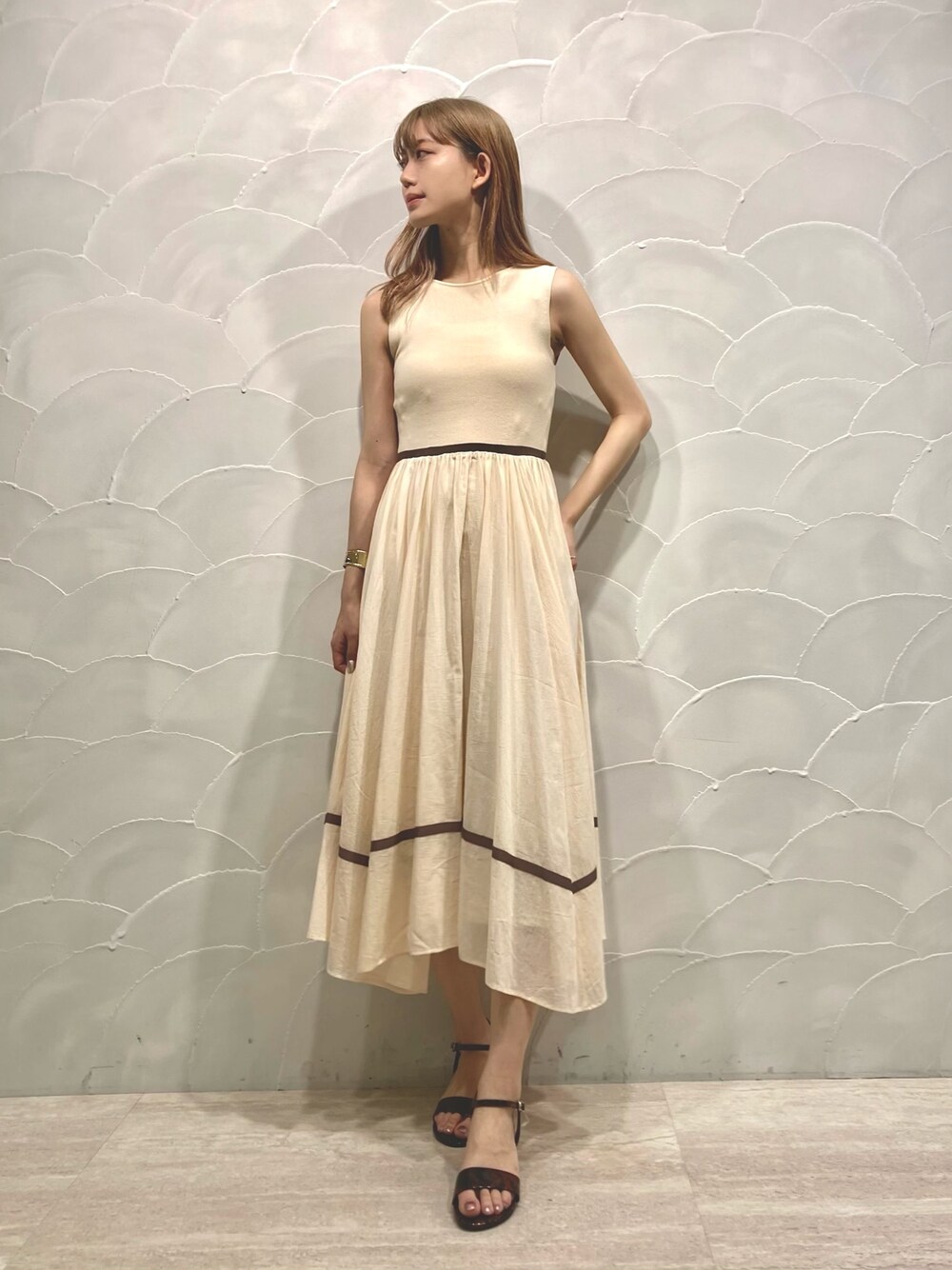 「春コーデ、シンプルコーデ、大人カジュアル、きれいめカジュアル、ootd、夏コーデ、Lilybrown、ワンピース、ラクチンコーデ、リリーブラウン」｜「LILY BROWNのラインニットドッキングワンピース（ワンピース、ホワイト系）」を使った、Yr.さん（レディース・167cm）の春コーディネートの1枚目の写真