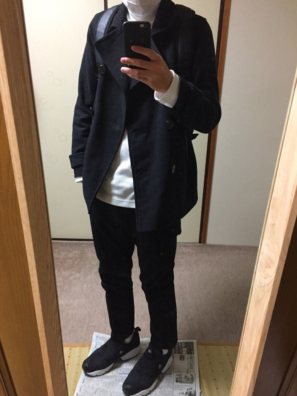 ブラック系のその他パンツ、ブラック系のスニーカー、ブラック系のピーコートを着用したメンズの冬コーディネートの1枚目の写真