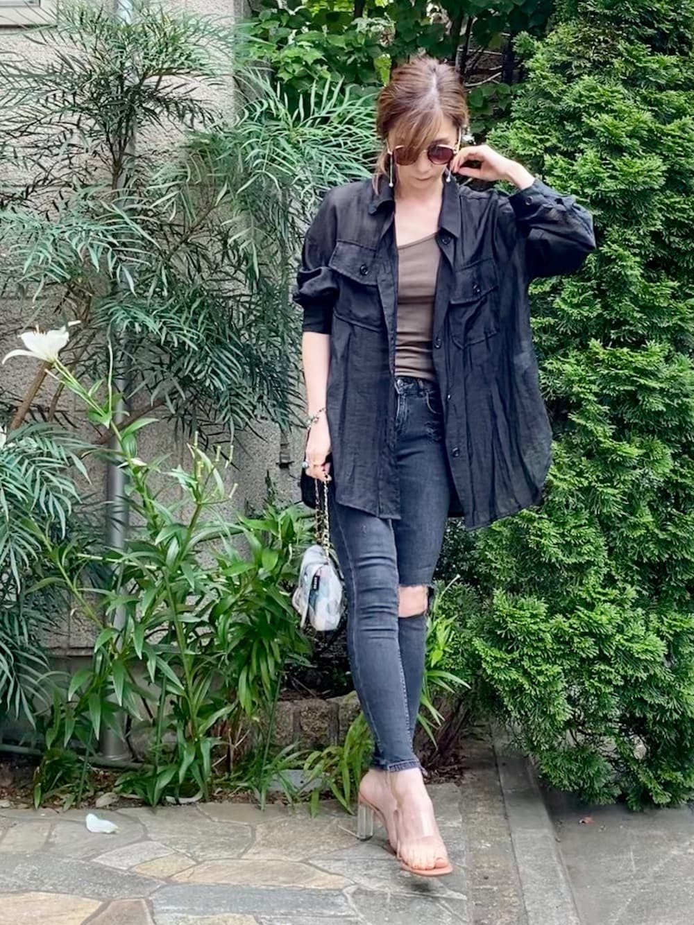 ブラック系のシャツ/ブラウス、グリーン系のキャミソール、ブラック系のデニムパンツを着用したレディースの夏コーディネートの1枚目の写真