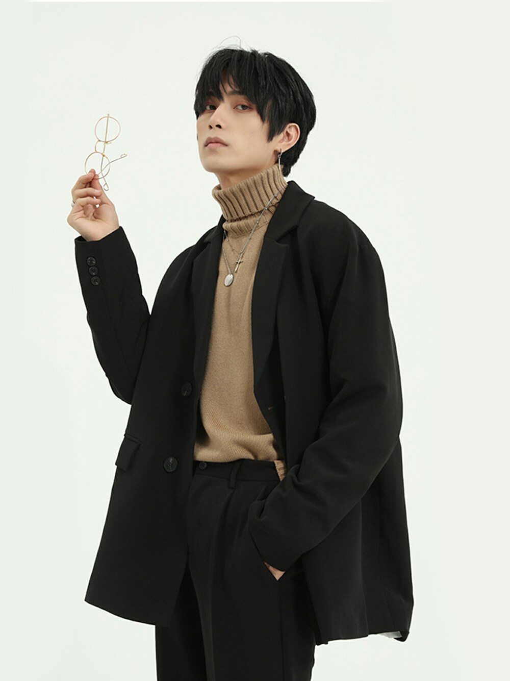 「ジャケット、テーラードジャケット、ハイネック、大人カジュアル、大人コーデ、春コーデ、韓国ファッション」｜「HOOKの【HOOK】オーバーサイズダブル　テーラードジャケット（テーラードジャケット、ブラック系）」を使った、-HOOK- officialさん（メンズ・178cm）の冬コーディネートの1枚目の写真